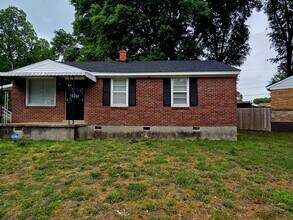 Building Photo - House For Rent