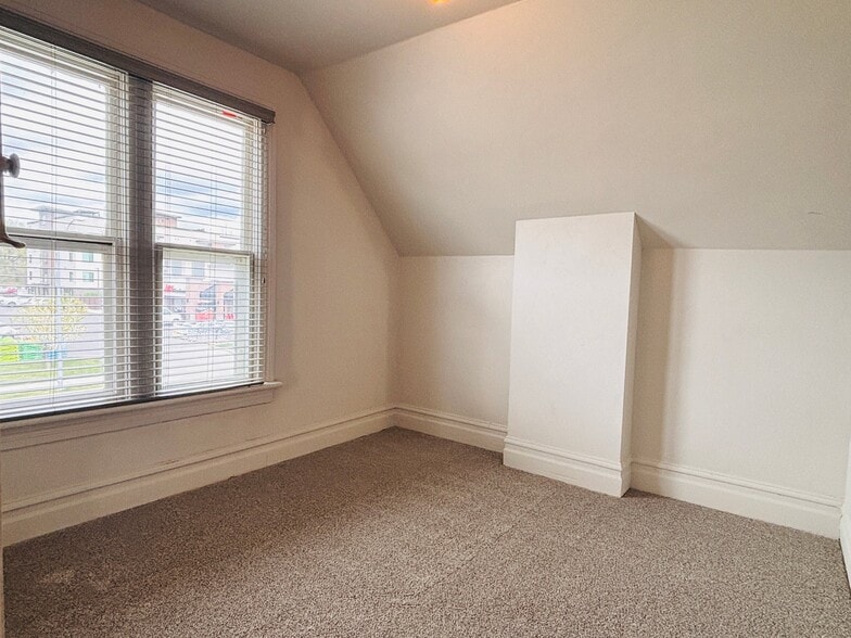 Building Photo - 12 E 200 S