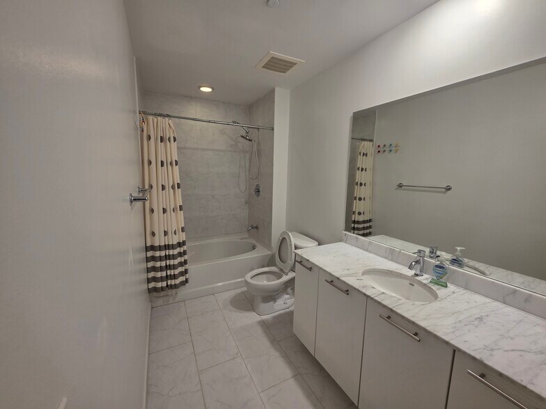 Building Photo - 950 Brickell Bay Dr