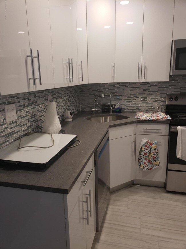 Building Photo - 14 Cedar Ave