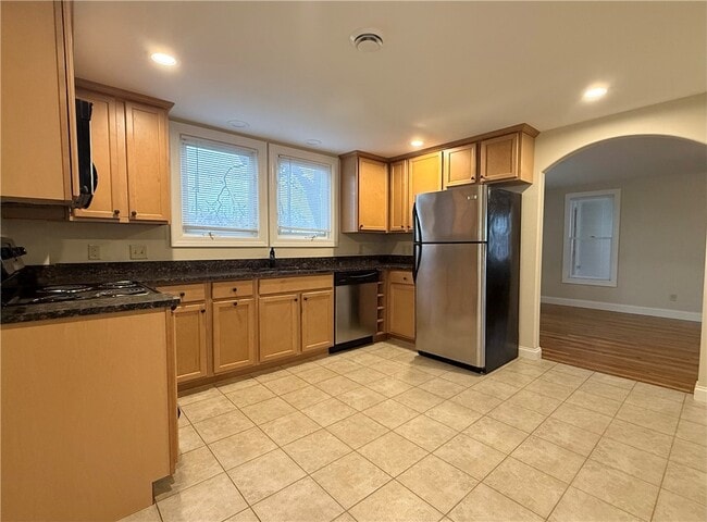 Building Photo - 206 E 11th St