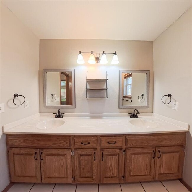 Building Photo - 504 Quail Run N