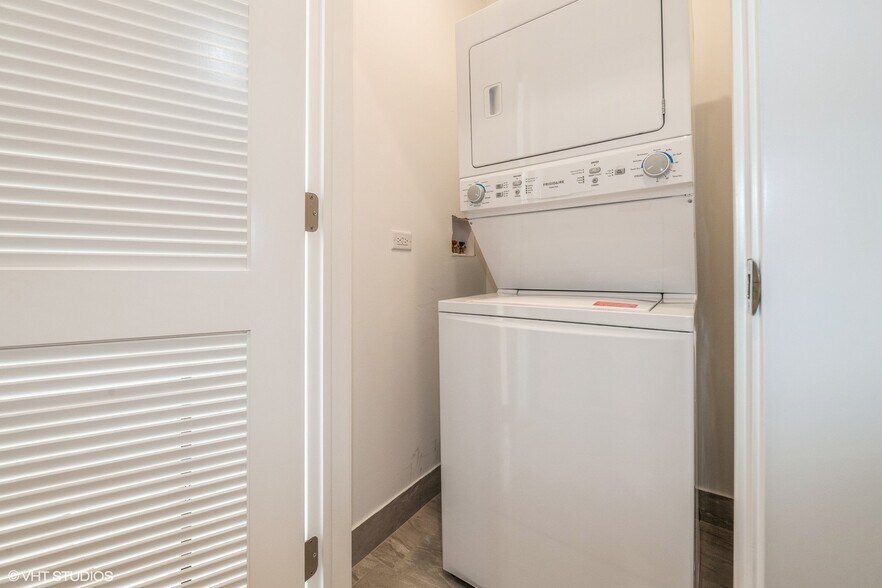 Building Photo - 3216 N Karlov Ave