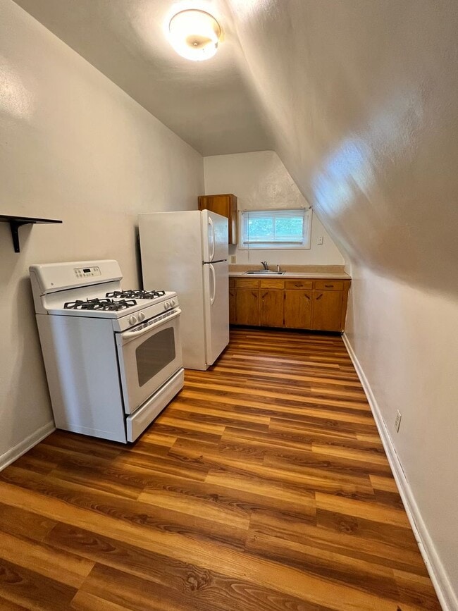 Building Photo - 121 University Ln