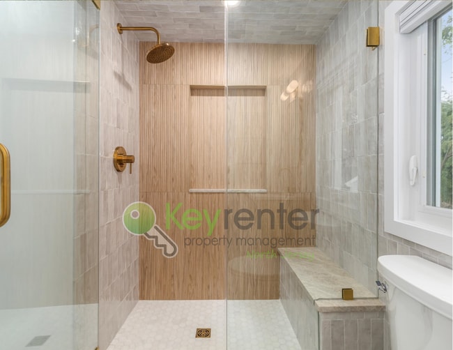 Building Photo - Spacious Clifton Cape with Finished Baseme...