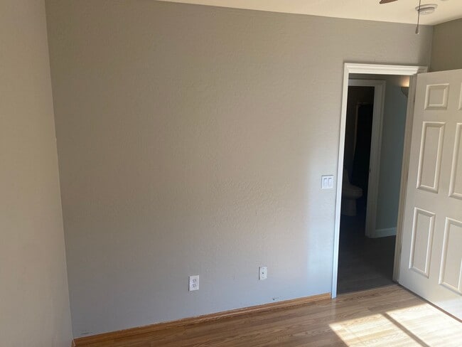 Building Photo - 3 bed 2 bath