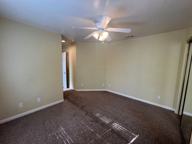 Building Photo - 3 bed, 3 bath Twin-home