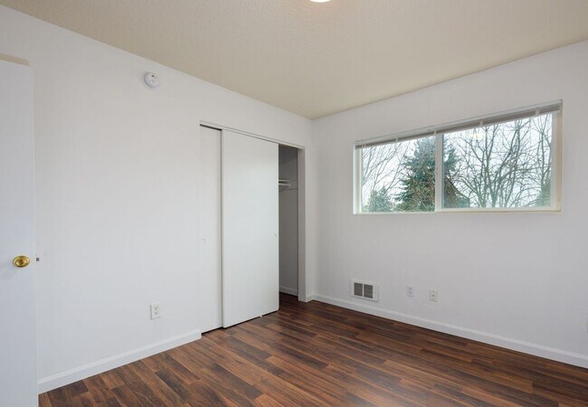 Building Photo - Mid-Century Modern - 2 Br/1 Ba - Large Dogs Welcome!