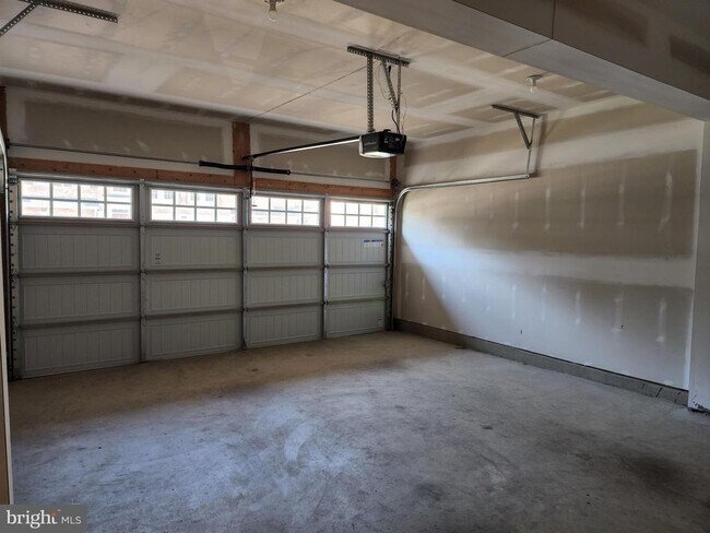 Building Photo - 25020 Cambridge Hl Ter