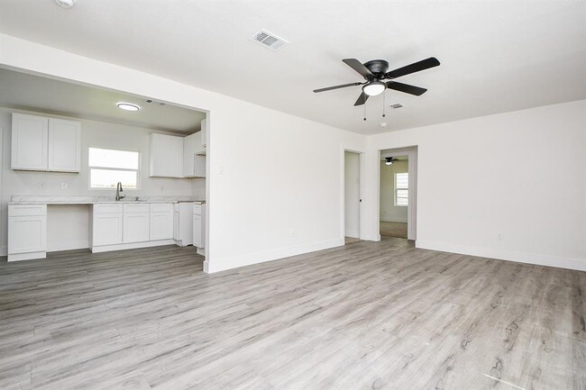 Building Photo - 4223 Elmwood St