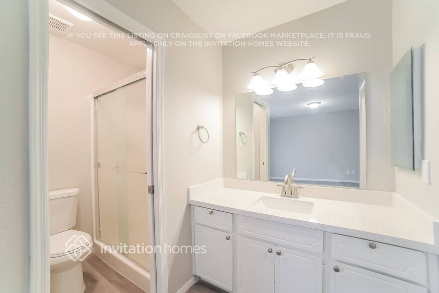 Building Photo - 2913 E Dolphin Ave