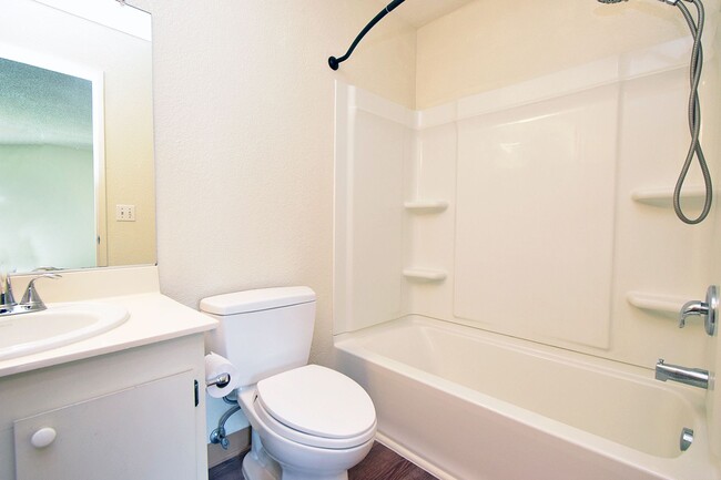 Building Photo - Cozy 2 Bedroom