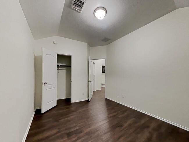Building Photo - 2550 Riverway Dr