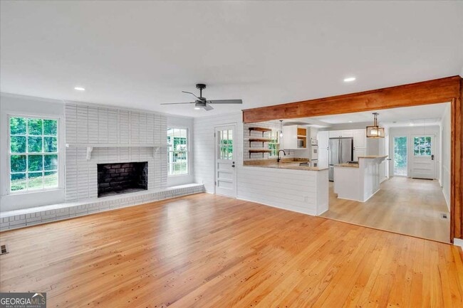 Building Photo - 215 Brookwood Dr