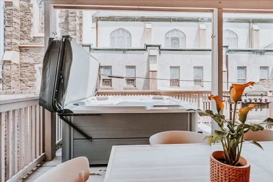 Building Photo - 3 S Surrey Ave