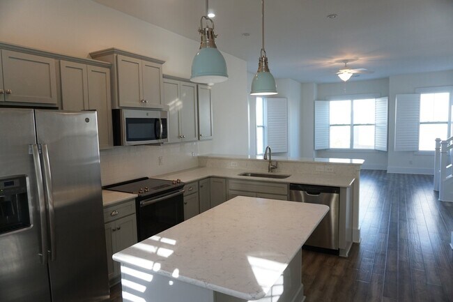 Building Photo - 3BR/3.5BA End Unit Townhome in Summerwalk!  $2,975/month - Pet friendly*