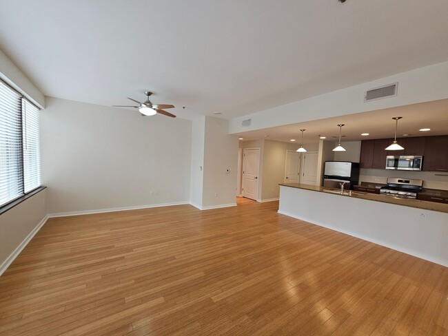 Building Photo - Downtown condo with roof top pool & concie...