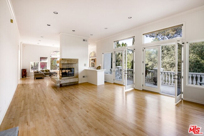 Building Photo - 3780 1/2 Multiview Dr