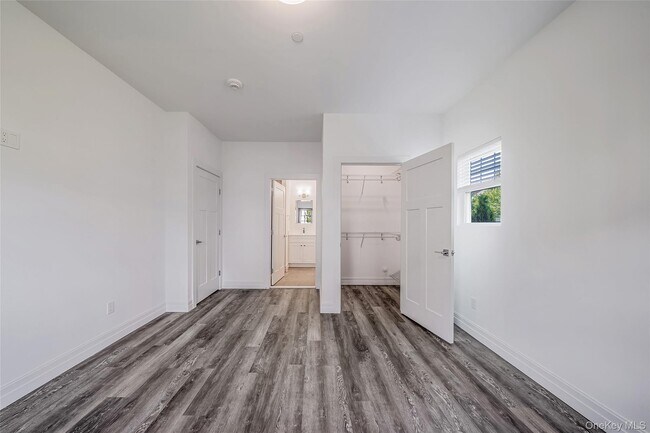 Building Photo - 725 Eastview Dr
