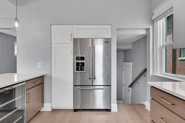 Building Photo - $3,595 - 3 Bed, 2 Bath Updated Home In Den...
