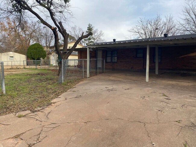 Building Photo - Spacious 3 Bedroom 2 Bath in University Park!