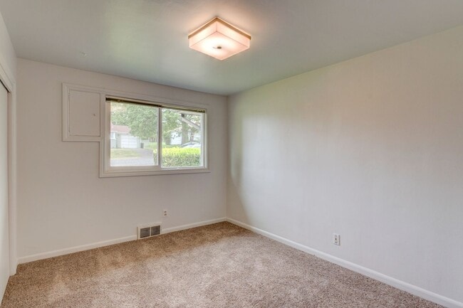 Building Photo - 3 Bedroom 2 Bath Home near Heart of Oak Ha...