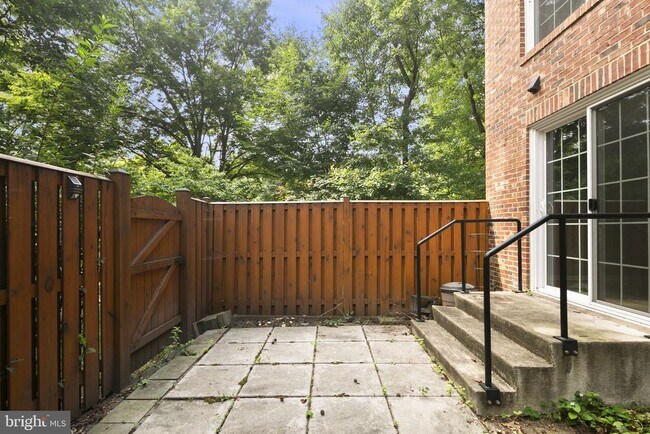 Building Photo - 2514 S Walter Reed Dr