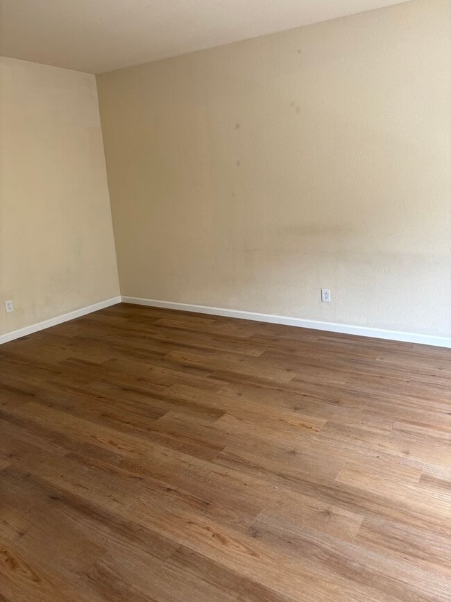 Building Photo - 2 bed - 2.5 bath - 2 car garage Townhome