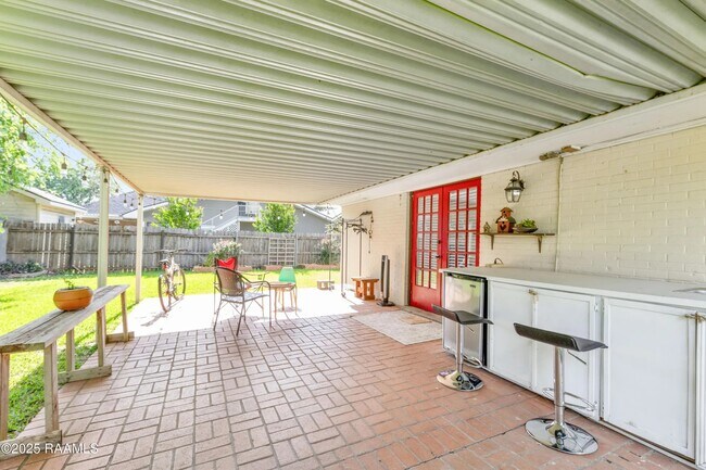 Building Photo - 305 Orgeron Dr