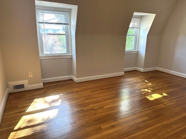 Building Photo - 1804 Leslie Ave