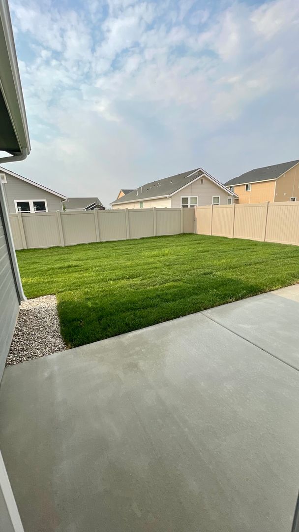 Building Photo - $2,199.00 / Large 4 bed 2 bath / 3 car gar...