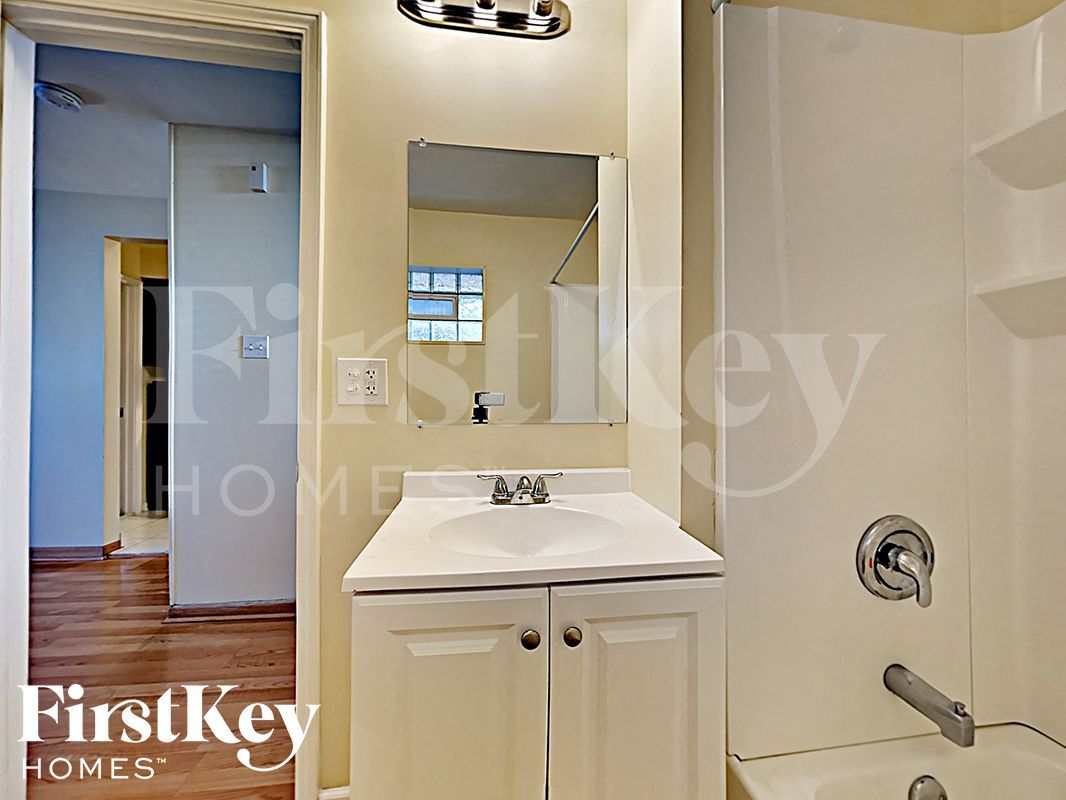 Building Photo - 7919 Oak Park Ave