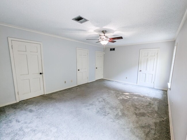 Building Photo - Spacious 4/3 bathroom Home