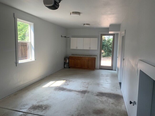 Building Photo - 3 Bed/2.5 Bath Single Family Home in NE Bend