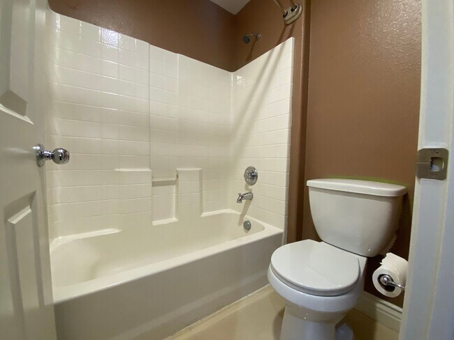 Building Photo - 2 story 4 Bedroom Home located in Amber Woods Community