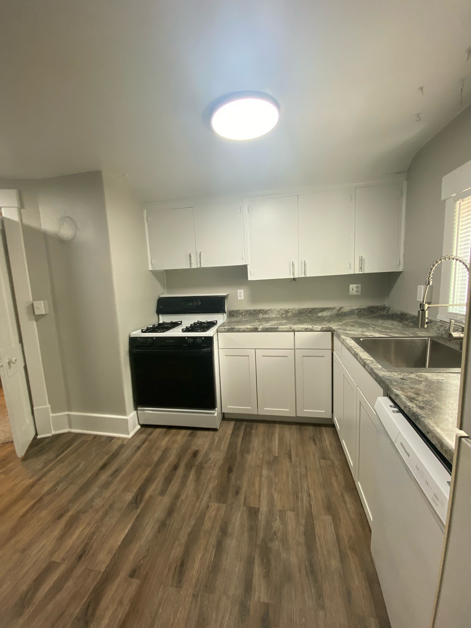 Kitchen - 1125 Manitou Ave