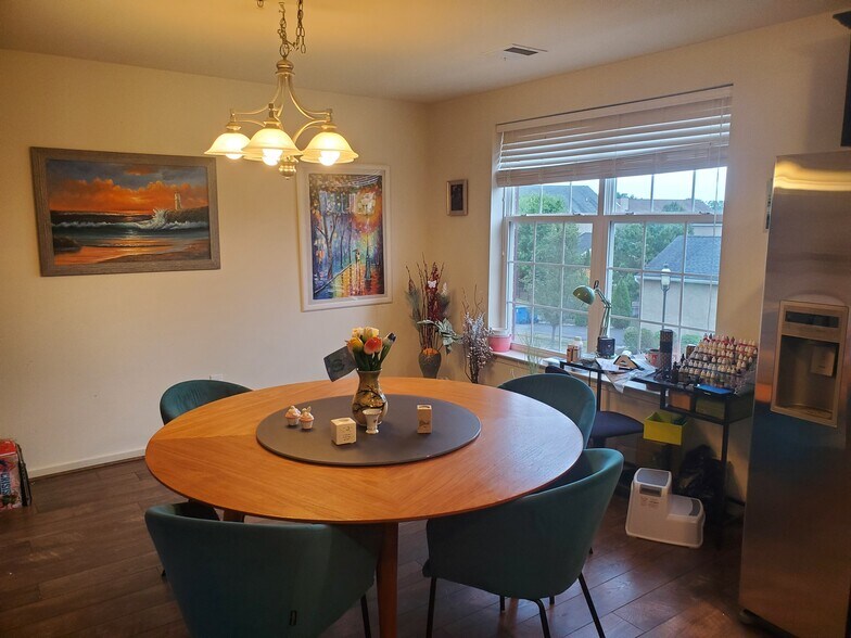Dining Area - 3894 Ashland Dr