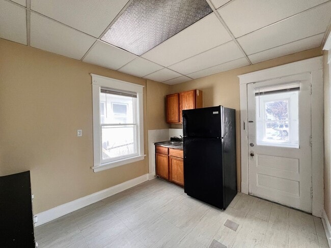 Building Photo - 3 Bedroom House