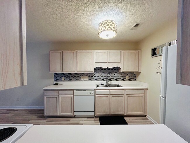 Building Photo - Beautiful Maintenance free 2 bedroom 2 bat...