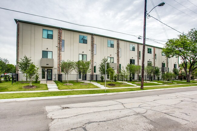 Building Photo - 1500 Bennett Ave