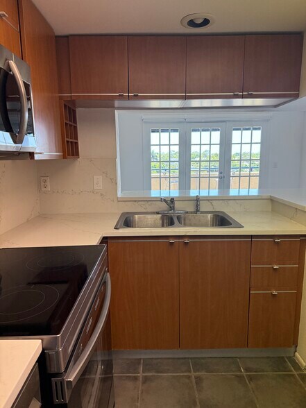 Building Photo - 835 S Osprey Ave