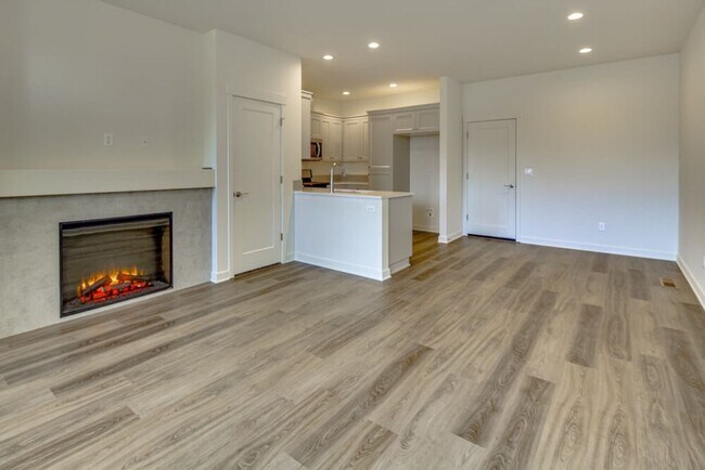 Primary Photo - End unit Pahlish Townhome!