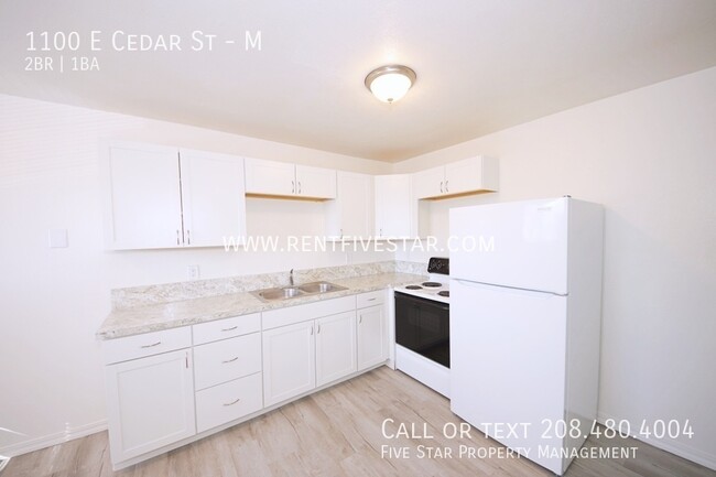 Building Photo - Upstairs Apartment In Central Location! Vi...