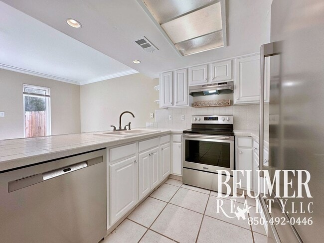 Building Photo - Charming 2 bedroom, 2.5 bath townhome for rent in SW Pensacola!