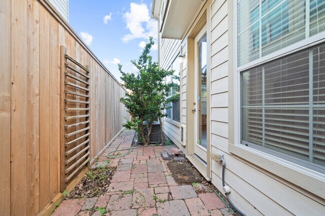 Building Photo - 2202 Hilshire Terrace Ct