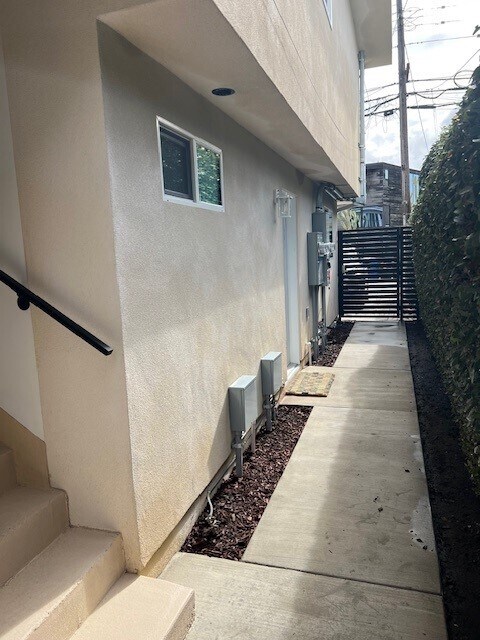 Private Entry - 2407 Abbot Kinney Blvd