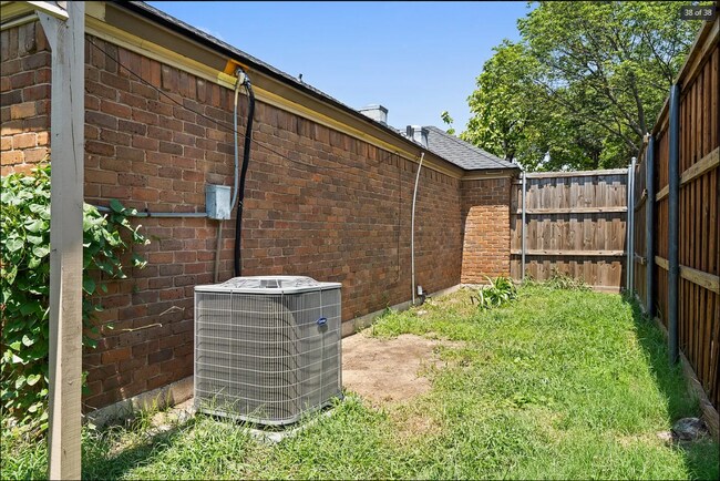 Building Photo - 213 Circleview Dr S