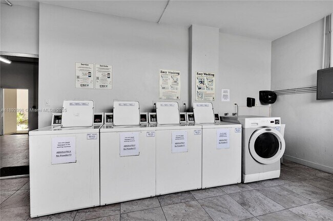 Building Photo - 9700 E Bay Harbor Dr