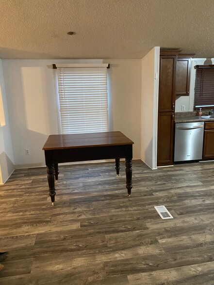 Spacious dining area off kitchen - 1220 Montlake Rd