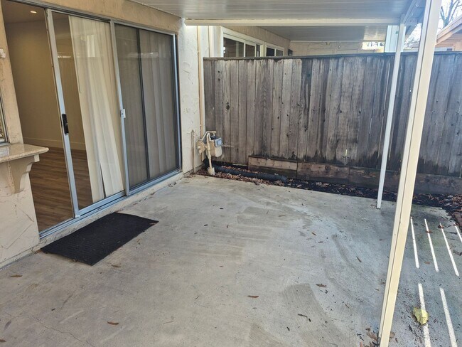 Building Photo - 3 Bedroom 2.5 Bath Carmichael Condo